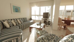 TV, DVD player, table football, ping pong - Beautifully decorated apartment! Maulf Hill - Ocean View! 150m2 (Guarujá)