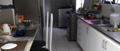 Frigorífic, liquadora i utensilis de cuina, vaixella i coberteria