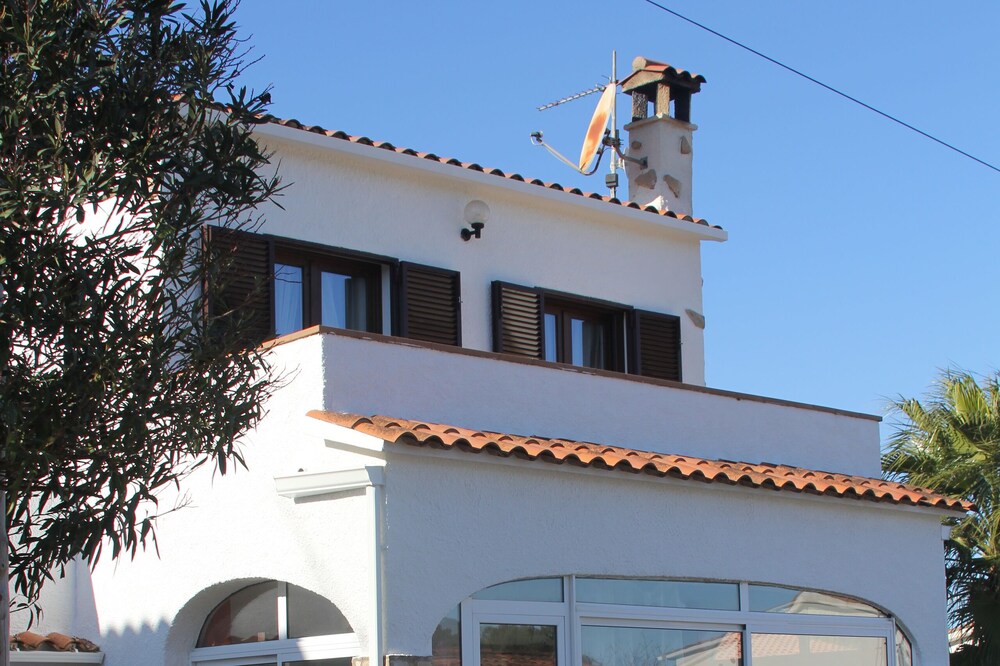 Villa pool and sea view