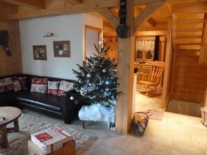 Smart-TV, Kamin, DVD-Player, Bücher