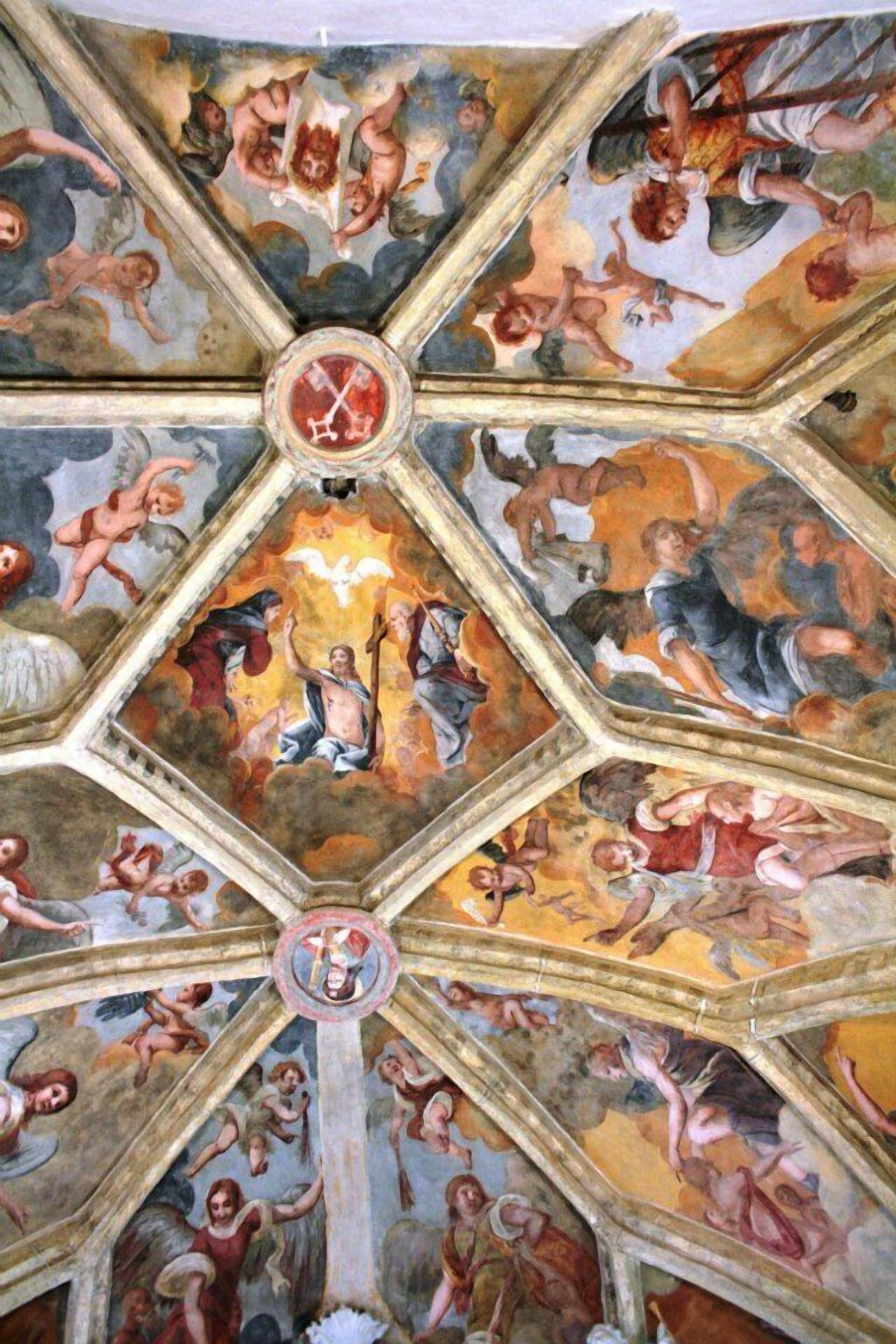 Un fresco detallado en el techo con patrones geométricos y figuras.