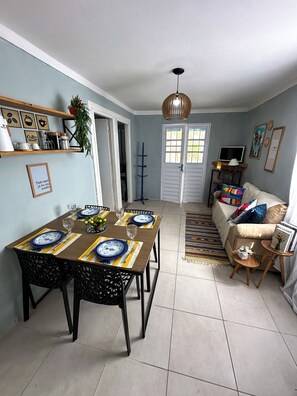 Een televisie en boeken