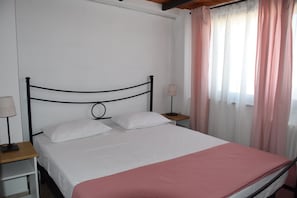 4 Schlafzimmer, Bügeleisen/Bügelbrett, Reisekinderbett, Bettwäsche