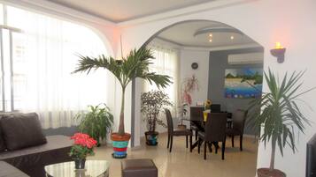 TV, lettore DVD, libri, impianto stereo