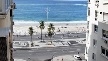 Una spiaggia nelle vicinanze, lettini da mare, teli da spiaggia