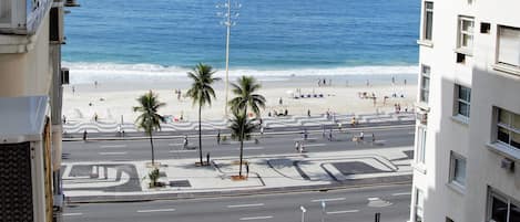 Playa en los alrededores, camastros y toallas de playa