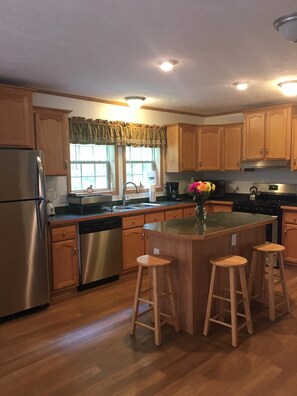 Kylskåp, mikrovågsugn, ugn och spishäll