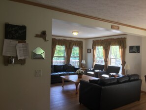 Fernseher, Videospiele, DVD-Player, Tischfußball