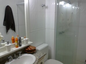 Douche, serviettes fournies