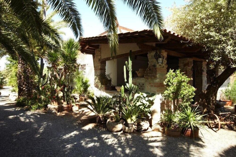 Wonderful villa surrounded by lush greenery peacefully located beach close