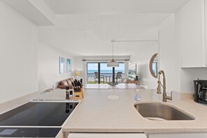 Jääkaappi, mikroaaltouuni, uuni, liesi