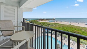 Ein Balkon mit Blick auf Strand und Pool.