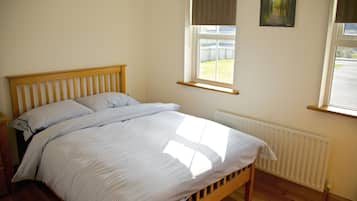 4 bedrooms, iron/ironing board, free WiFi, bed sheets