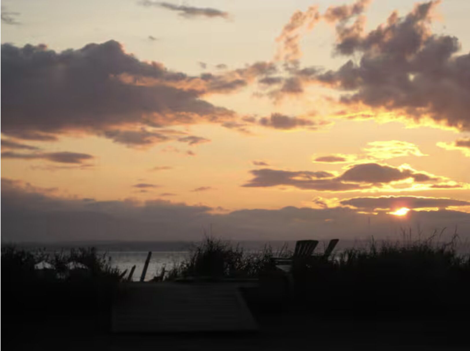 Maxwelton Beach Waterfront: Sunsets and Olympic Mountain views