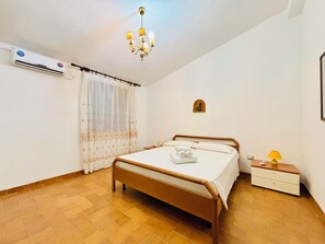 3 chambres, fer et planche à repasser, lit de bébé portatif