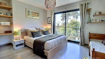 3 bedrooms, desk, iron/ironing board, travel crib