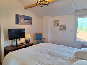 2 chambres, fer et planche à repasser, lit de bébé portatif