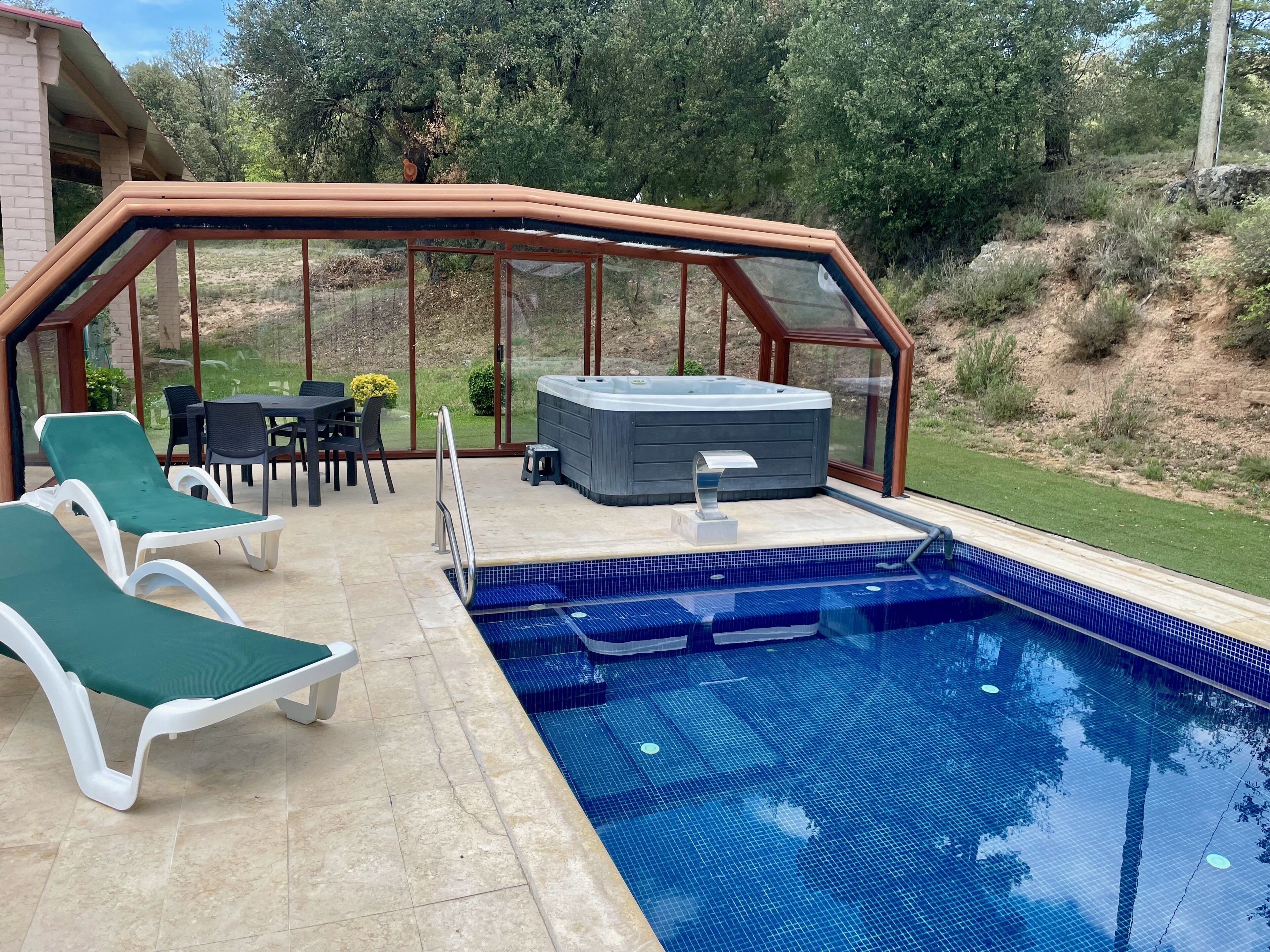 Lovely holiday home for 14 guests - 7 bedrooms all with private bath