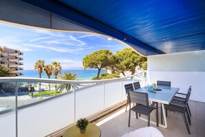 Outdoor dining - AirCon Apartment · Beach 50m · Parking · Pool · UHC LES ONES (Salou)
