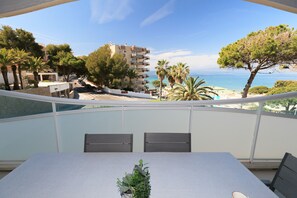 Outdoor dining - AirCon Apartment · Beach 50m · Parking · Pool · UHC LES ONES (Salou)
