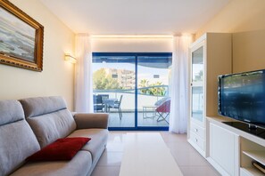TV - AirCon Apartment · Beach 50m · Parking · Pool · UHC LES ONES (Salou)