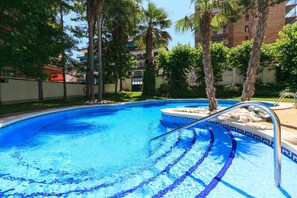 Pool - AirCon Apartment · Beach 50m · Parking · Pool · UHC LES ONES (Salou)