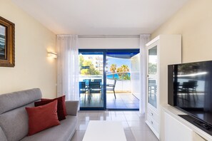 TV - AirCon Apartment · Beach 50m · Parking · Pool · UHC LES ONES (Salou)