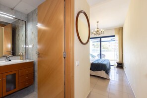 1 bedroom, iron/ironing board, free WiFi, bed sheets - AirCon Apartment · Beach 50m · Parking · Pool · UHC LES ONES (Salou)