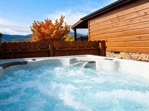 Outdoor spa tub - LURAY Mountain Log Cabin #4 Deluxe Firepit Hot Tub Stone Fireplace Mountain View (Luray)