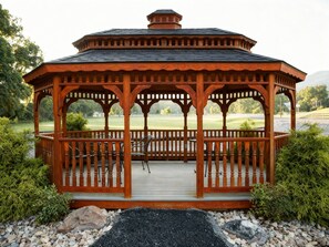 Outdoor dining - LURAY Mountain Log Cabin #4 Deluxe Firepit Hot Tub Stone Fireplace Mountain View (Luray)