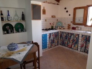 Kühlschrank, Mikrowelle, Herdplatte, Wasserkocher mit Kaffee-/Teezubehör