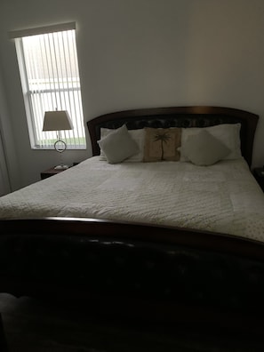 4 habitaciones, tabla de planchar con plancha y cuna de viaje