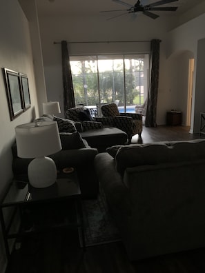 Smart TV, videojuegos, reproductor de DVD y tenis de mesa