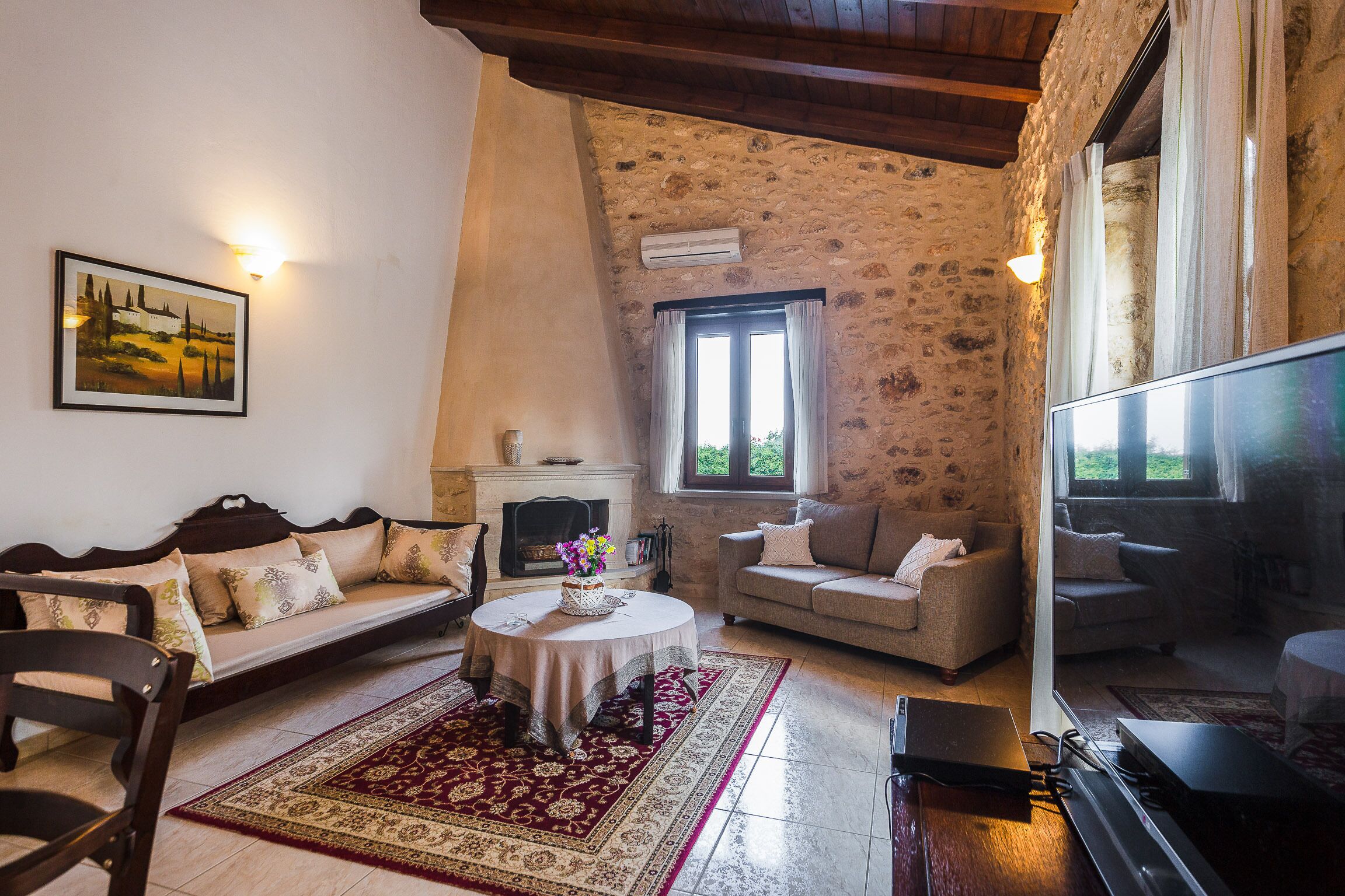 تلفزيون ذكي، مدفأة، مشغل دي في دي، كرة قدم الطاولة