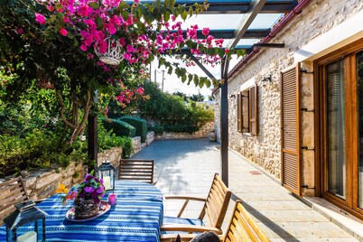 Traditional House With Pool And Great View!