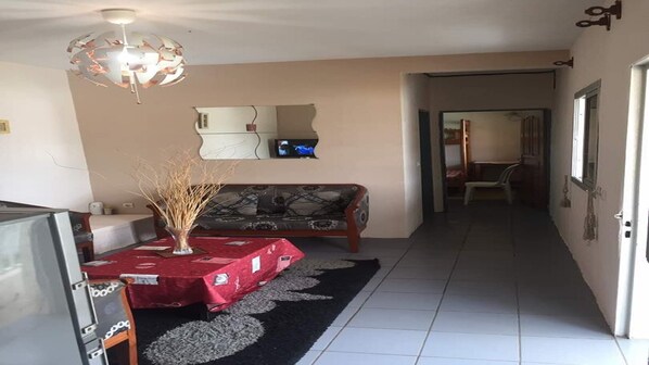 Una televisión, videojuegos, un reproductor de DVD