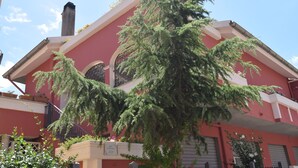 A red building with a large tree in front. - Apartment/ flat - Teulada (Teulada)