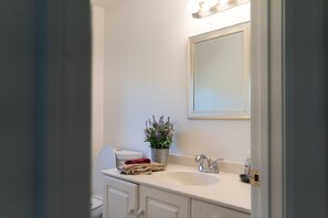 Duschwanne, Haartrockner, Handtücher, Seife