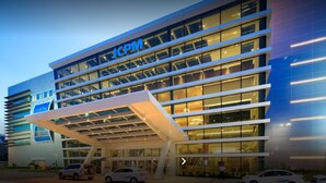 A JCPM hotel with a modern glass facade, multiple floors, and a covered entrance area. - Apartment in Fortaleza, CE, Praia do Futuro, 3 bedrooms, 100m2 with 3 air conditioners, Wi-Fi. (Fortaleza)