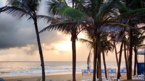 A beachside area with lounge chairs, tables, and a wooden deck overlooking the ocean. - Apartment in Fortaleza, CE, Praia do Futuro, 3 bedrooms, 100m2 with 3 air conditioners, Wi-Fi. (Fortaleza)