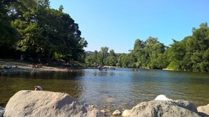 A river with people swimming and sitting on the banks, surrounded by trees. - Holiday Gite in Southern Ardeche (Joyeuse)