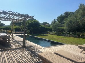 Utendørsbasseng og et oppvarmet basseng