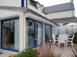Outdoor dining - Quiet seaside gîte close to the port and shops (Guilvinec)