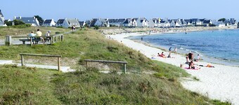 Rolig hytte ved sjøen nær havnen og butikker. 4 personer 