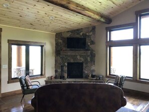 TV, fireplace, offices - Cozy Cabin | 20 MI to YNP | Walk to Henry’s Lake (Island Park)