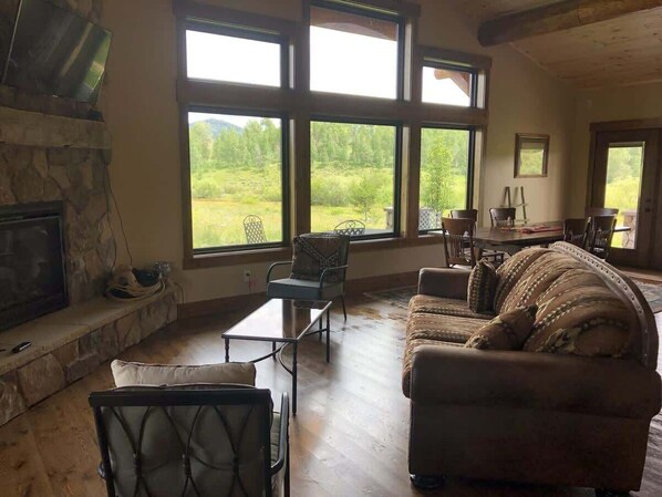 Televisión, chimenea y oficina 