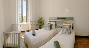4 bedrooms, desk, iron/ironing board, free WiFi