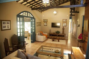 Smart TV, table football, stereo - Sítio Passárgada - GUARAJUBA - 6 suites - Daily for 23 people (Guarajuba)