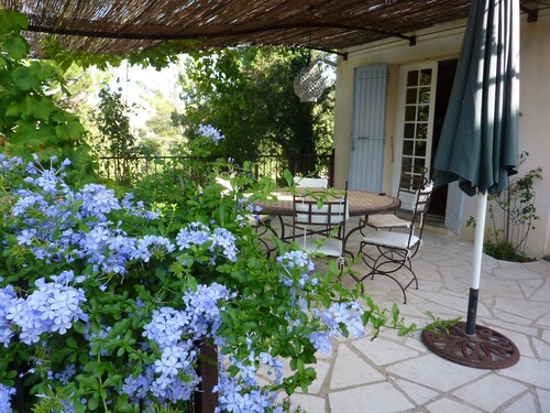 Charming villa with swimming pool, Avignon, 6 people, large Mediterranean garden