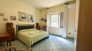 4 bedrooms, in-room safe, desk, iron/ironing board - Villa by the sea "Villa Fortunato" (GIOIOSA MAREA)